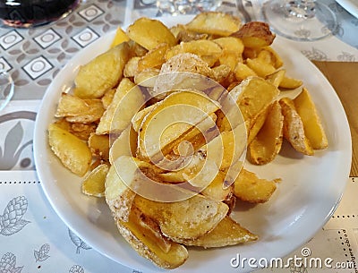 Vinchiaturo - Patatine fritte al Ristorante Nattur Stock Photo