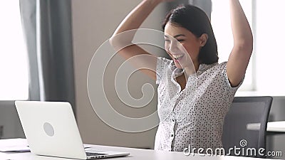 Vincitore asiatico felice estatico della donna di affari che esamina computer portatile archivi video Vincitore asiatico felice estatico della donna di affari che esamina computer portatile archivi video