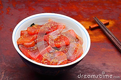 Vinegared rice topped with sliced raw tuna Stock Photo