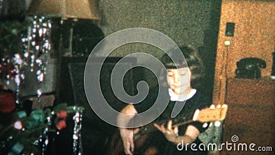 (vintage de 8mm) 1965 enfants de mêmes parents faisant le matin de Noël de musique banque de vidéos (vintage de 8mm) 1965 enfants de mêmes parents faisant le matin de Noël de musique banque de vidéos