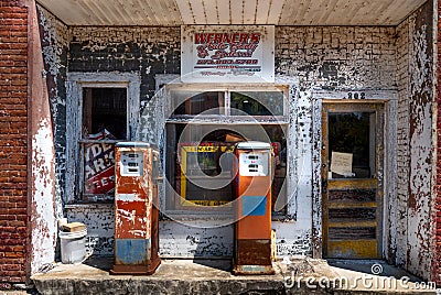 Vintage Gas station abandoned in St Genevieve, Mo. Editorial Stock Photo