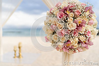 Romantic decoration with flowers of a beach wedding on the beach with sea in the background Stock Photo