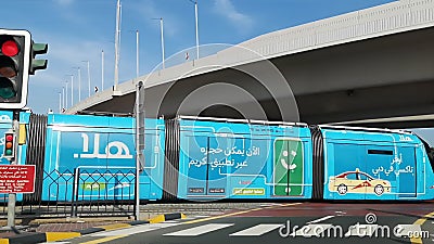 Visa Dubai-stadens moderna spårvagn runt Palm Jumeriah och Media city - Dubai Transportation stock video Visa Dubai-stadens moderna spårvagn runt Palm Jumeriah och Media city - Dubai Transportation stock video