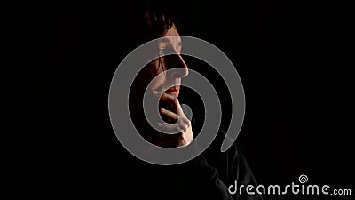 Visage triste de bâche d'homme avec des mains et pleurer de désespoir. Dépression chronique, peine, peine, tristesse, mélancolie, Visage triste de bâche d'homme avec des mains et pleurer de désespoir. Dépression chronique, peine, peine, tristesse, mélancolie,
