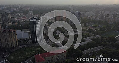 Vista aerea della città di Kiev Sorvolare le costruzioni moderne al tramonto Città urbana pixel di 4k 4096 x 2160 stock footage Vista aerea della città di Kiev Sorvolare le costruzioni moderne al tramonto Città urbana pixel di 4k 4096 x 2160 stock footage