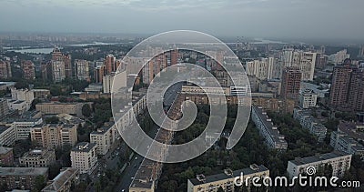 Vista aerea della città di Kiev Sorvolare le costruzioni moderne al tramonto Città urbana pixel di 4k 4096 x 2160 video d archivio Vista aerea della città di Kiev Sorvolare le costruzioni moderne al tramonto Città urbana pixel di 4k 4096 x 2160 video d archivio