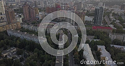 Vista aerea della città di Kiev Sorvolare le costruzioni moderne al tramonto Città urbana pixel di 4k 4096 x 2160 archivi video Vista aerea della città di Kiev Sorvolare le costruzioni moderne al tramonto Città urbana pixel di 4k 4096 x 2160 archivi video