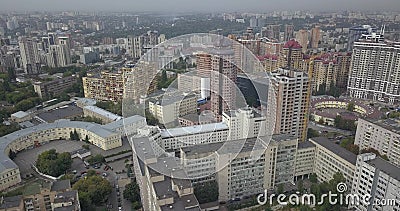 Vista aerea della città di Kiev Sorvolare le costruzioni moderne al tramonto Città urbana pixel di 4k 4096 x 2160 stock footage Vista aerea della città di Kiev Sorvolare le costruzioni moderne al tramonto Città urbana pixel di 4k 4096 x 2160 stock footage