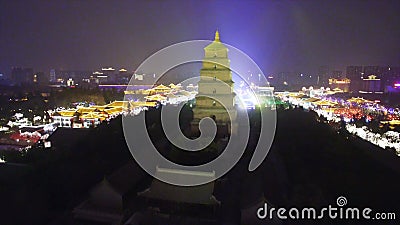 Vista AÉREA de la Pagoda Grande de oca Salvaje y el horizonte de la ciudad por la noche, Xi'an, Shaanxi, China almacen de metraje de vídeo Vista AÉREA de la Pagoda Grande de oca Salvaje y el horizonte de la ciudad por la noche, Xi'an, Shaanxi, China almacen de metraje de vídeo