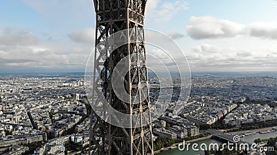 Vista aérea de la Torre Eiffel, paisaje de la Torre de París disparo de un dron Vista aérea de la Torre Eiffel, paisaje de la Torre de París disparo de un dron
