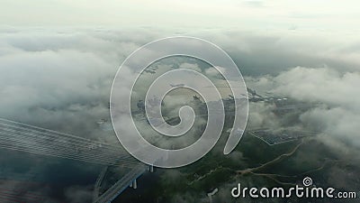 Vista aérea del puente Russky con el estrecho de Vista aérea del puente Russky con el estrecho de