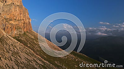 Vista aérea profesional de una montaña rocosa por la tarde al atardecer Sharp Cliffs Extreme Climbing Concepto metrajes Vista aérea profesional de una montaña rocosa por la tarde al atardecer Sharp Cliffs Extreme Climbing Concepto metrajes
