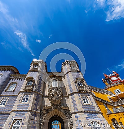 Vista en angulo bajo de la entrada al patio de arcos del Palacio de Pena con la estatua de TritÃ³n sobre una concha con talla Editorial Stock Photo