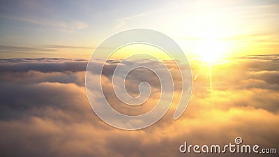 Vista incrível do avião sobre o céu, nascer do sol e nuvens Filme Acendeu-se pelo sol dourado e nuvens brancas moles em azul vídeos de arquivo Vista incrível do avião sobre o céu, nascer do sol e nuvens Filme Acendeu-se pelo sol dourado e nuvens brancas moles em azul vídeos de arquivo
