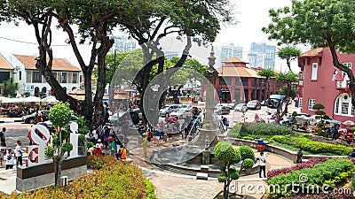 Vista scenica della chiesa Malacca di Cristo e del quadrato olandese, esplorazione veduta latta della gente intorno archivi video Vista scenica della chiesa Malacca di Cristo e del quadrato olandese, esplorazione veduta latta della gente intorno archivi video