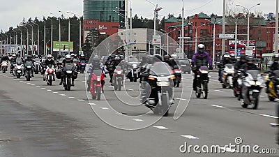 VITRYSSLAND MINSK - April 30, 2017: Motorcykelsäsongöppningen ståtar med tusentals cyklister på vägen H Nolla G - festival lager videofilmer VITRYSSLAND MINSK - April 30, 2017: Motorcykelsäsongöppningen ståtar med tusentals cyklister på vägen H Nolla G - festival lager videofilmer