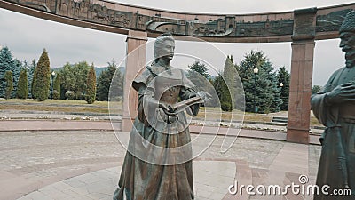 Vladikavkaz, Rusia - 1 de setiembre de 2018: grupo escultórico 'Presentación de credenciales a los embajadores de Catherine II' metrajes Vladikavkaz, Rusia - 1 de setiembre de 2018: grupo escultórico 'Presentación de credenciales a los embajadores de Catherine II' metrajes