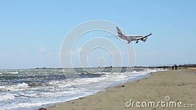 Vol d'aéronefs au-dessus de plage Arrivée d'avion Accident d'avion détourné terrorisme banque de vidéos Vol d'aéronefs au-dessus de plage Arrivée d'avion Accident d'avion détourné terrorisme banque de vidéos