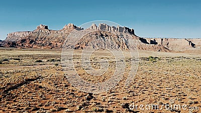 Vol de bourdon au-dessus de désert sec de grès vers la montagne stupéfiante de surface plane et le ciel bleu clair en parc nation banque de vidéos Vol de bourdon au-dessus de désert sec de grès vers la montagne stupéfiante de surface plane et le ciel bleu clair en parc nation banque de vidéos