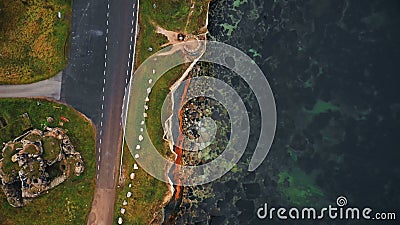 Vol de bourdon de vue supérieure le long de beau juste de route de gravier au-dessus du bord de mer baltique érodé de grès avec d banque de vidéos Vol de bourdon de vue supérieure le long de beau juste de route de gravier au-dessus du bord de mer baltique érodé de grès avec d banque de vidéos