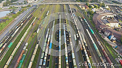Volo aereo sopra la stazione merci di smistamento ferroviario con diversi carri, con molte ferrovie Forte paesaggio industriale video d archivio Volo aereo sopra la stazione merci di smistamento ferroviario con diversi carri, con molte ferrovie Forte paesaggio industriale video d archivio