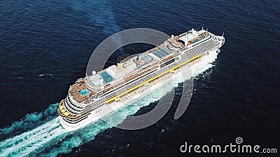 Von der Luftdraufsicht des erstaunlichen Kreuzschiffs bei Schwarzem Meer ablage Gro?es Kreuzschiff mit Leuten auf dem Oberdeck un stock video Von der Luftdraufsicht des erstaunlichen Kreuzschiffs bei Schwarzem Meer ablage Gro?es Kreuzschiff mit Leuten auf dem Oberdeck un stock video