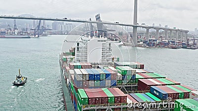 Vrachtschip die verzendingscontainer vervoeren aan Hong Kong-haven, hommelsatellietbeeld Vrachtvervoer, invoer-uitvoerzaken stock videobeelden Vrachtschip die verzendingscontainer vervoeren aan Hong Kong-haven, hommelsatellietbeeld Vrachtvervoer, invoer-uitvoerzaken stock videobeelden