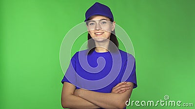 Vrolijke jonge vrouwelijke leveringsarbeider die aan de camera glimlachen stock footage Vrolijke jonge vrouwelijke leveringsarbeider die aan de camera glimlachen stock footage