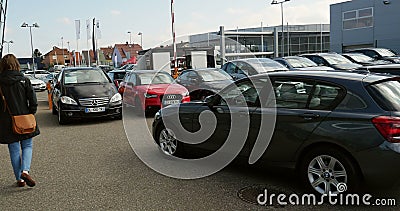 Vrouw die nieuw min, Mercedes-Benz, Audi-auto bij handelaar kopen Vrouw die nieuw min, Mercedes-Benz, Audi-auto bij handelaar kopen