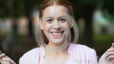 Vrouw-tieners meisje dat de ogen sluit met papieren harten, plezier heeft en rondzweeft stock footage Vrouw-tieners meisje dat de ogen sluit met papieren harten, plezier heeft en rondzweeft stock footage