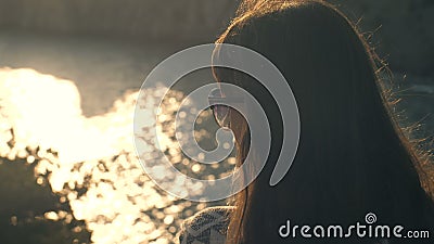 Vue arrière d'une femme sur la nature banque de vidéos Vue arrière d'une femme sur la nature banque de vidéos