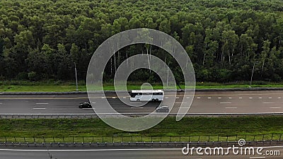 Vue aérienne de la commande blanche d'autobus sur la route. Grand tour d'autobus à impériale sur la piste avec d'autres voitures p banque de vidéos Vue aérienne de la commande blanche d'autobus sur la route. Grand tour d'autobus à impériale sur la piste avec d'autres voitures p banque de vidéos