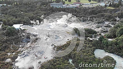 Vue aérienne du parc national de puia geysers à rotorua backlit en nouvelle-zélande clips vidéos Vue aérienne du parc national de puia geysers à rotorua backlit en nouvelle-zélande clips vidéos