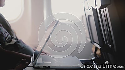 Vue de côté en gros plan des vidéos de observation de passager plat sur le dispositif mobile de magnétoscope de comprimé, le dépl banque de vidéos Vue de côté en gros plan des vidéos de observation de passager plat sur le dispositif mobile de magnétoscope de comprimé, le dépl banque de vidéos