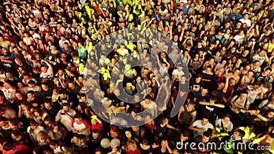 Vue de dessus de ciel de la foule publique énorme des fans au perfo musical de bande de rock star de Prodigy de concerts en plein banque de vidéos Vue de dessus de ciel de la foule publique énorme des fans au perfo musical de bande de rock star de Prodigy de concerts en plein banque de vidéos