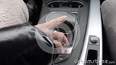 Vue de dessus de la taupe et des commutateurs le gros plan de transmission automatique. Le gros plan de la sma de conducteurs incl clips vidéos Vue de dessus de la taupe et des commutateurs le gros plan de transmission automatique. Le gros plan de la sma de conducteurs incl clips vidéos