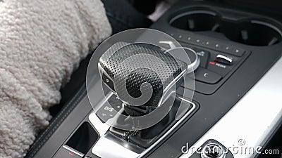 Vue de dessus de la taupe et des commutateurs le gros plan de transmission automatique. Le gros plan de la sma de conducteurs incl clips vidéos Vue de dessus de la taupe et des commutateurs le gros plan de transmission automatique. Le gros plan de la sma de conducteurs incl clips vidéos