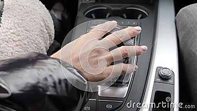 Vue de dessus de la taupe et des commutateurs le gros plan de transmission automatique. Le gros plan de la sma de conducteurs incl banque de vidéos Vue de dessus de la taupe et des commutateurs le gros plan de transmission automatique. Le gros plan de la sma de conducteurs incl banque de vidéos