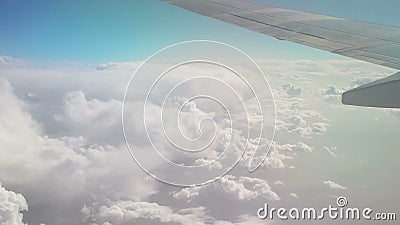 Vue de l'avion aux nuages blancs en mouvement de neige Fond de ciel Le ciel Voler sur un avion parmi les nuages banque de vidéos Vue de l'avion aux nuages blancs en mouvement de neige Fond de ciel Le ciel Voler sur un avion parmi les nuages banque de vidéos