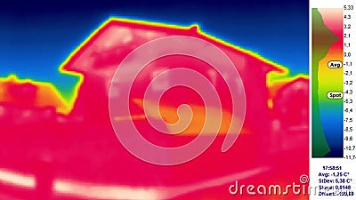 Vue de la caméra thermique, Une maison dans un environnement froid, avec échelle de couleur banque de vidéos Vue de la caméra thermique, Une maison dans un environnement froid, avec échelle de couleur banque de vidéos