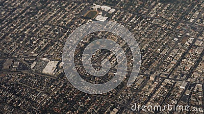 Vue du vol plat au-dessus des zones résidentielles et de l'autoroute de Los Angeles banque de vidéos Vue du vol plat au-dessus des zones résidentielles et de l'autoroute de Los Angeles banque de vidéos