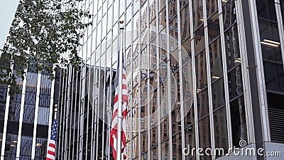 Vue en gros plan des immeubles de bureaux de gratte-ciel à New York, Etats-Unis Drapeau national américain ondulant sur le vent banque de vidéos Vue en gros plan des immeubles de bureaux de gratte-ciel à New York, Etats-Unis Drapeau national américain ondulant sur le vent banque de vidéos
