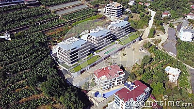 Vue panoramique de la station balnéaire avec des cottages en montagne Clip Belle ville moderne située sur les pentes de montagnes clips vidéos Vue panoramique de la station balnéaire avec des cottages en montagne Clip Belle ville moderne située sur les pentes de montagnes clips vidéos
