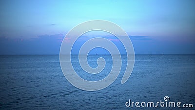 Vue sur le concept de mer : vue panoramique sur la mer de la grande ville, mer bleue avec navires militaires et de pêche à l'hori banque de vidéos Vue sur le concept de mer : vue panoramique sur la mer de la grande ville, mer bleue avec navires militaires et de pêche à l'hori banque de vidéos