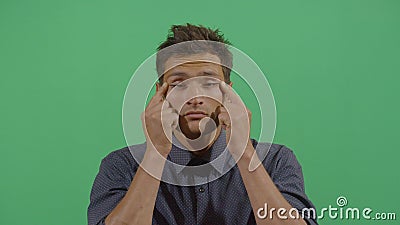 Vuxna människor som gör rena ögon med fingrarna lager videofilmer Vuxna människor som gör rena ögon med fingrarna lager videofilmer