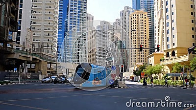 Vy på jbr-gata-skärningspunkt. Bostad på jumeirah-strand. Dubbla moderna spårvagnssträckor på korsningen mellan jbr stock video Vy på jbr-gata-skärningspunkt. Bostad på jumeirah-strand. Dubbla moderna spårvagnssträckor på korsningen mellan jbr stock video