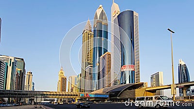 Vägskyltar och vägutgångar i schejk zayed road. skyskrapor på bakgrunden. motorväg i dubbel hamn. stock video Vägskyltar och vägutgångar i schejk zayed road. skyskrapor på bakgrunden. motorväg i dubbel hamn. stock video