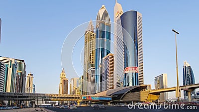 Vägskyltar och vägutgångar i schejk zayed road. skyskrapor på bakgrunden. motorväg i dubbel hamn. stock video Vägskyltar och vägutgångar i schejk zayed road. skyskrapor på bakgrunden. motorväg i dubbel hamn. stock video