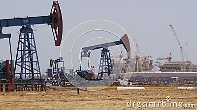 västra pumpar för olja för dagjuni kazakhstan månad Extraktion av den olje- pumpa stationen arkivfilmer västra pumpar för olja för dagjuni kazakhstan månad Extraktion av den olje- pumpa stationen arkivfilmer