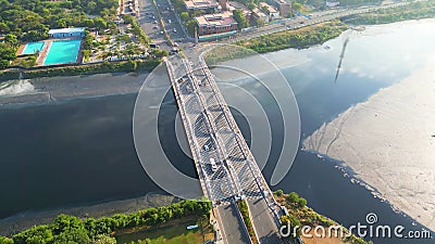 Vídeo de drone de uma ponte histórica de xadrez com água parada debaixo dela ao lado de uma praia Vídeo de drone de uma ponte histórica de xadrez com água parada debaixo dela ao lado de uma praia